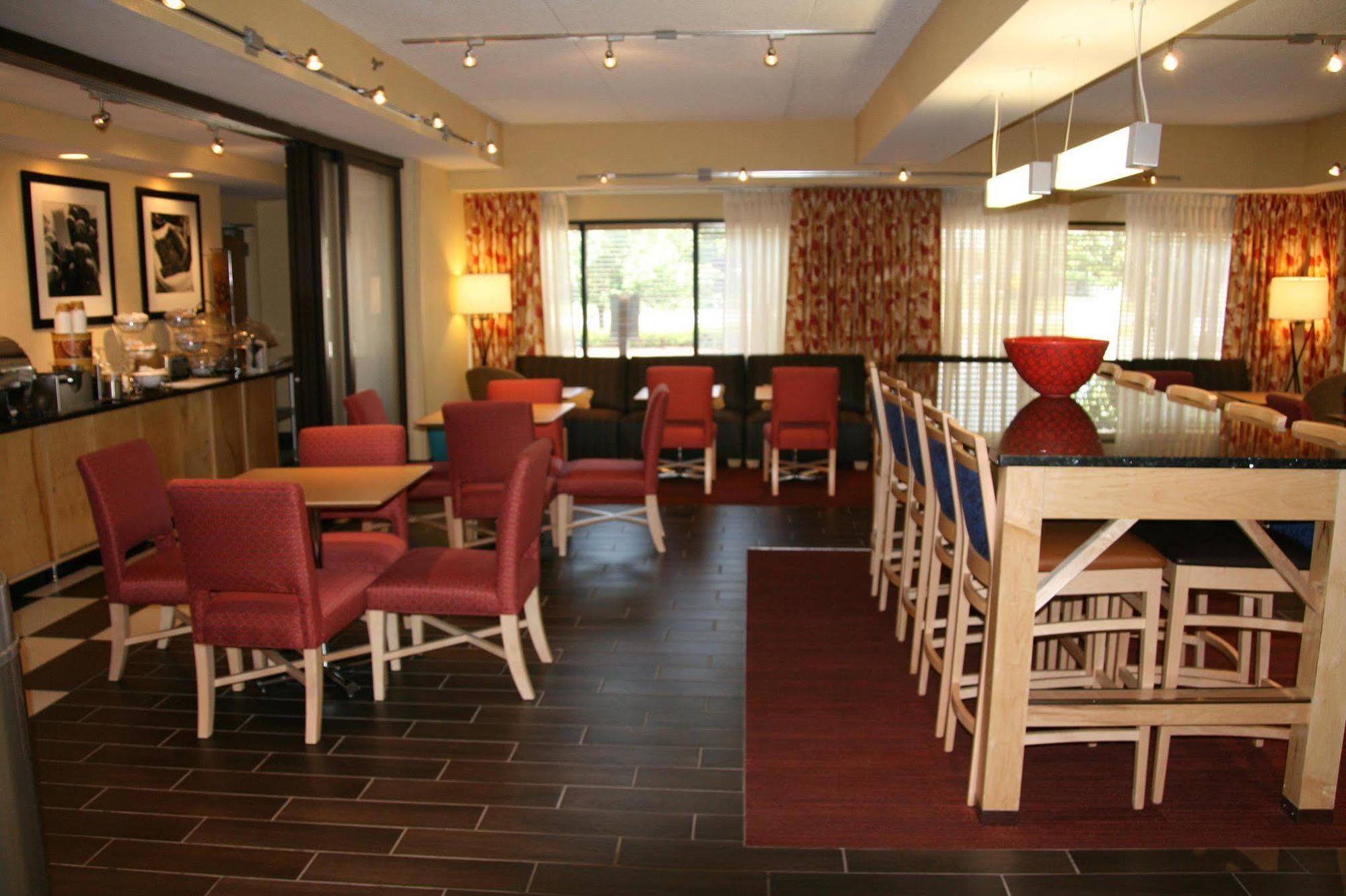 Hampton Inn Louisville Airport Fair/Expo Center Restaurant photo